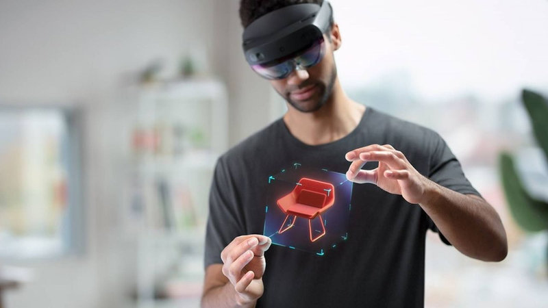 Homme faisant l'expérience de la réalité numérique augmentée avec un casque