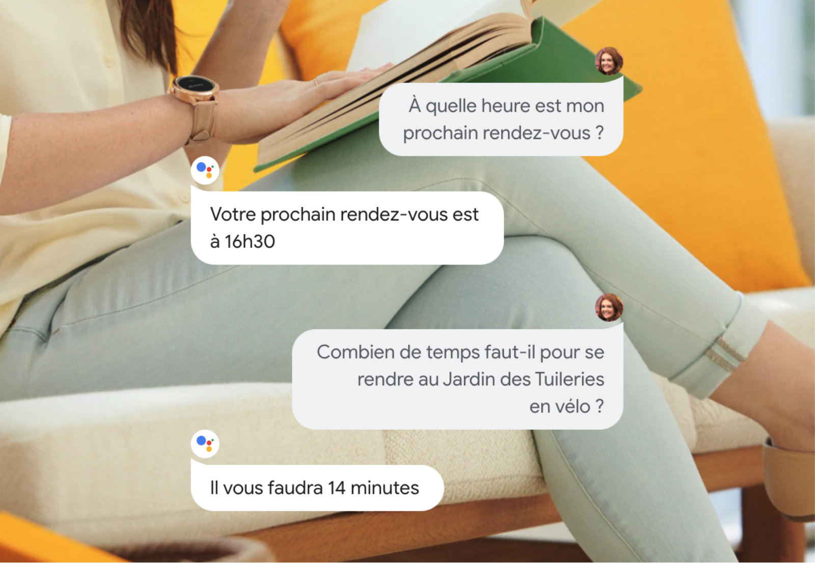 Femme lisant un livre tout en parlant avec sa montre intelligente.